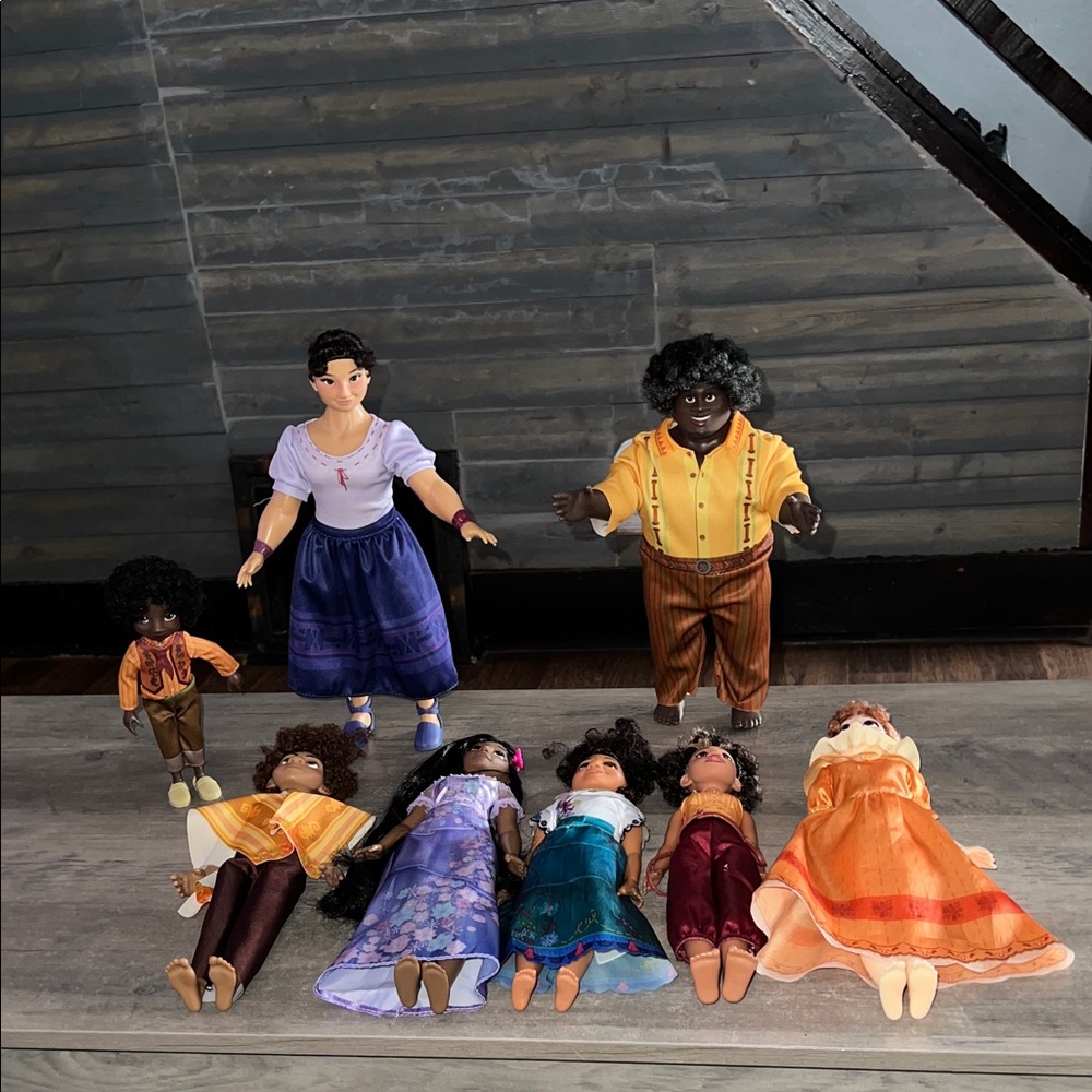 Disney Encanto Ultimate Madrigal Family Dolls Gift Set includes 8 Dolls